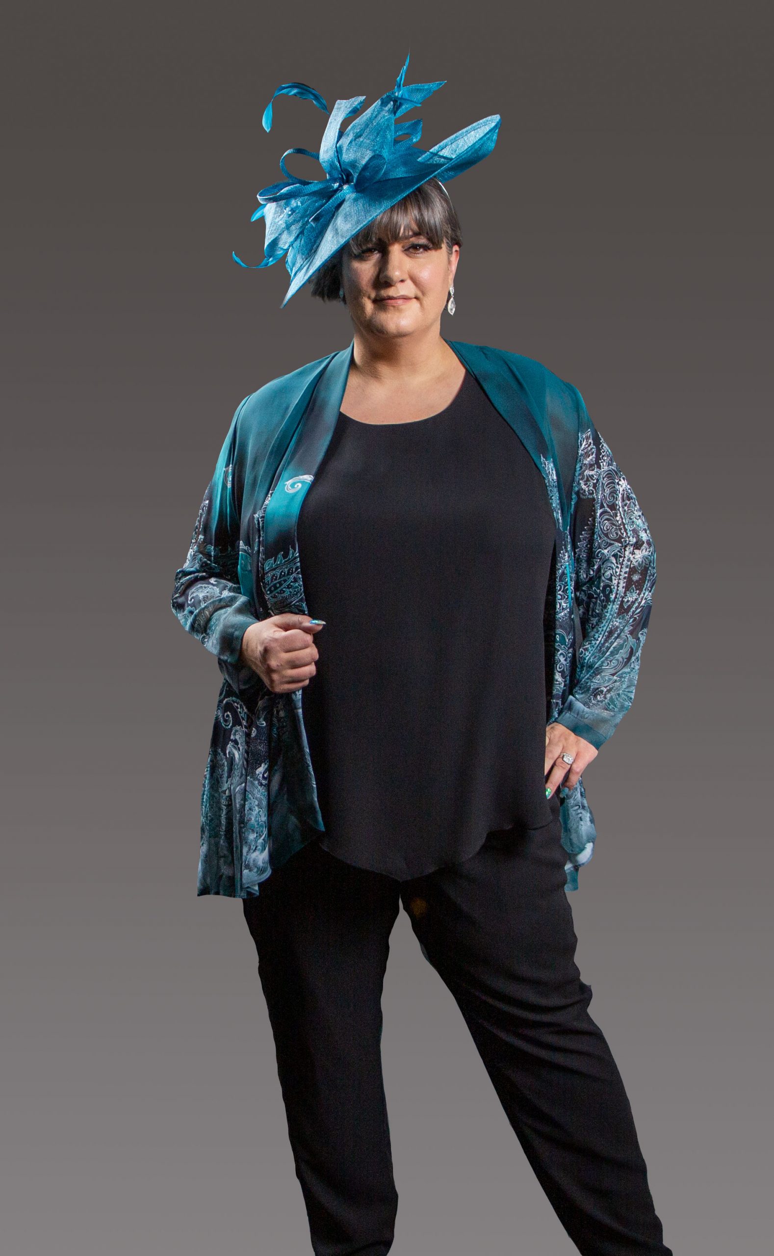 Gorgeous and flattering 3 piece stylish outfit. Elasticated waist chiffon and fully lined trousers with matching round neck cami complemented by the lightweight patterned jacket that is so lightweight you could wear it all evening. Black/teal- 44921 ((003894